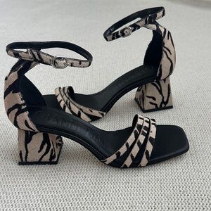 Gianni Bini Amare Tiger Stripe Block Heel Size 8